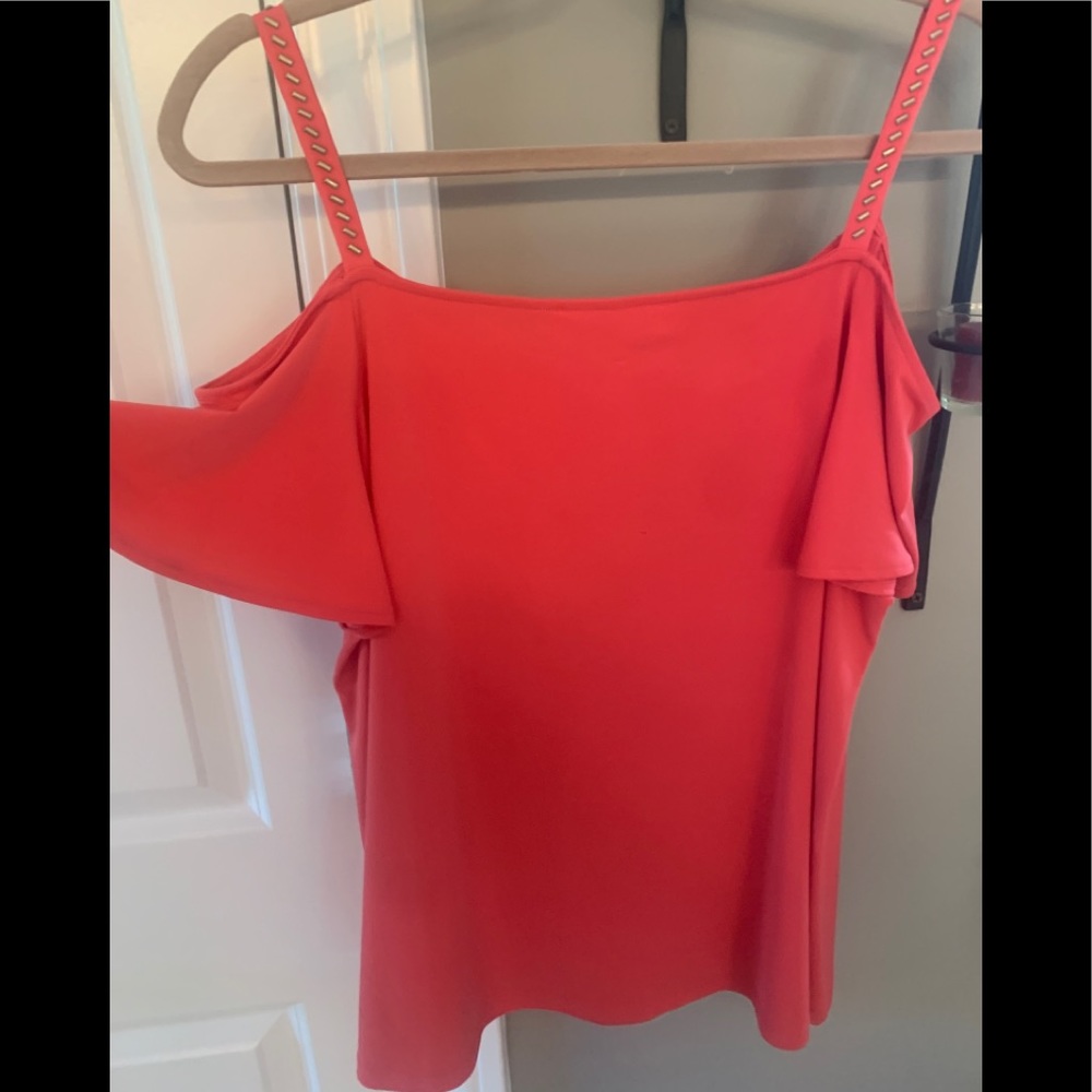 Michael Kors like new blouse! Flattering flowy top is a real looker💕😍